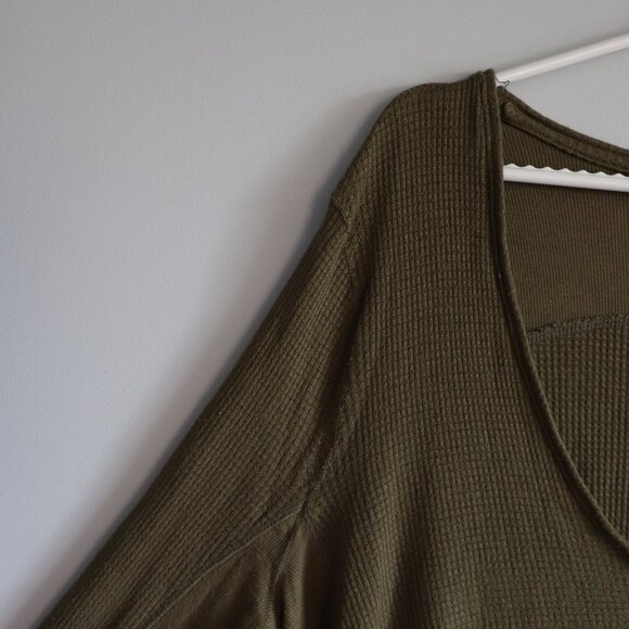 Free People Women's Sz Lrg Green Relaxed Fit Waffle Knit Thumb Holes Casual Top - Picture 3 of 13